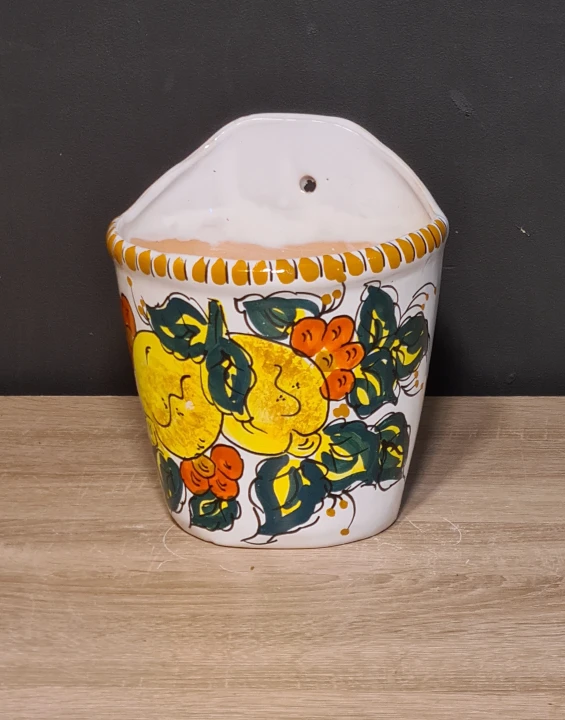 ceramiczna-doniczka-wiszaca-scienna-20cm-z-motywem-cytryn-front.jpg