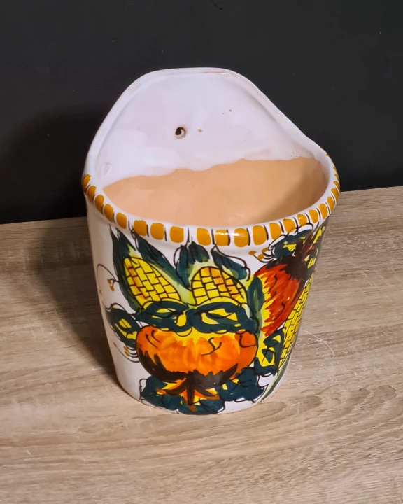 ceramiczna-doniczka-wiszaca-scienna-20cm-z-motywem-granatow.jpg