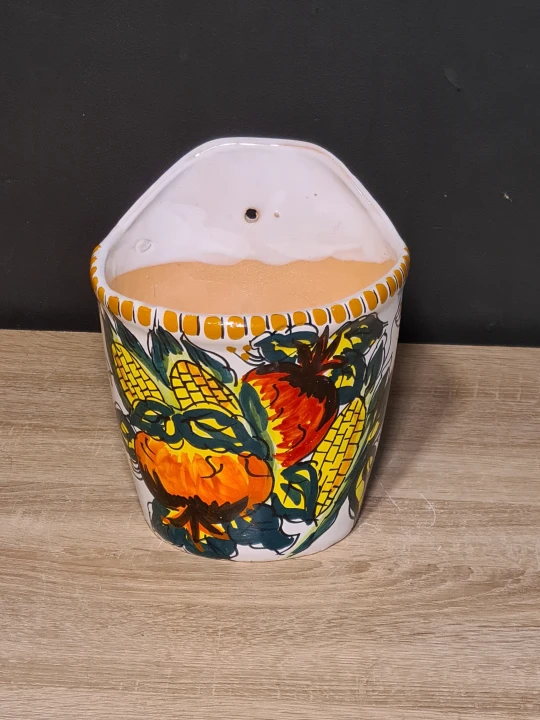 ceramiczna-doniczka-wiszaca-scienna-20cm-z-motywem-granatow-front.jpg
