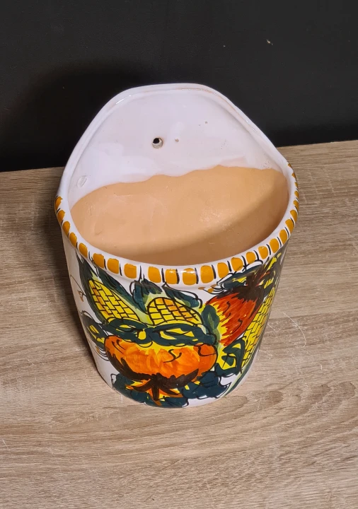 ceramiczna-doniczka-wiszaca-scienna-20cm-z-motywem-granatow-gora.jpg