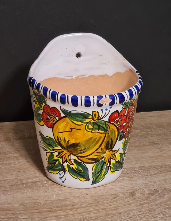 ceramiczna-doniczka-wiszaca-scienna-20cm-z-motywem-granatow-kwiatow-wloska.jpg