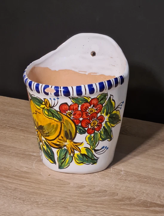 ceramiczna-doniczka-wiszaca-scienna-20cm-z-motywem-granatow-kwiatow-wloska-2.jpg