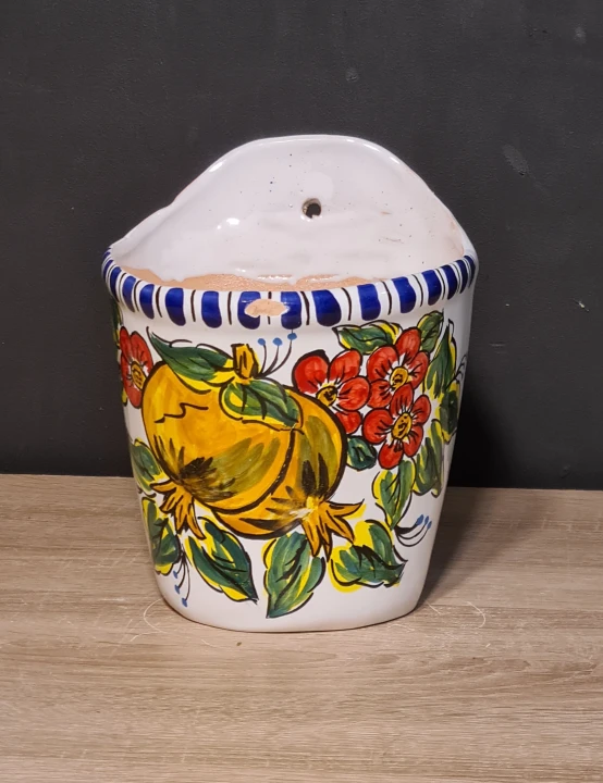 ceramiczna-doniczka-wiszaca-scienna-20cm-z-motywem-granatow-kwiatow-wloska-front.jpg