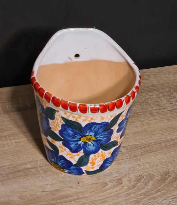 ceramiczna-doniczka-wiszaca-scienna-20cm-z-motywem-niebieskich-kwiatow-wloska-2.jpg