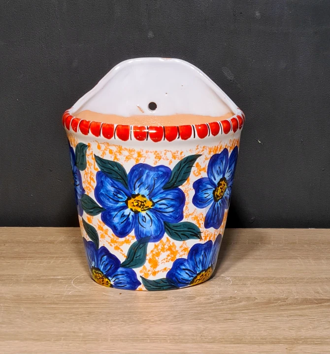 ceramiczna-doniczka-wiszaca-scienna-20cm-z-motywem-niebieskich-kwiatow-wloska-front.jpg