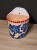 ceramiczna-doniczka-wiszaca-scienna-20cm-z-motywem-niebieskich-kwiatow-wloska-prawa.jpg