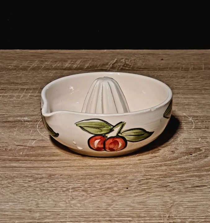 ceramiczna-miseczka-wyciskarka-soku-cytryny-z-dziubkiem-malowana-z-wisnia.jpg