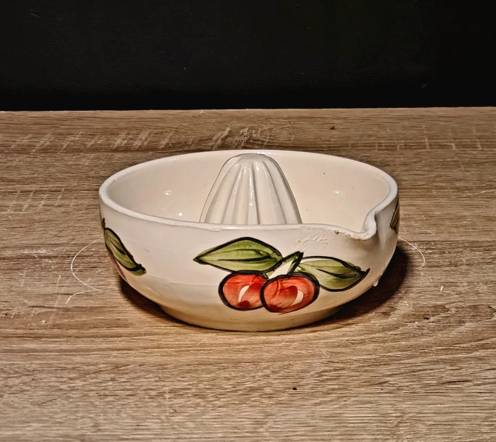 ceramiczna-miseczka-wyciskarka-soku-cytryny-z-dziubkiem-malowana-z-wisnia-2.jpg