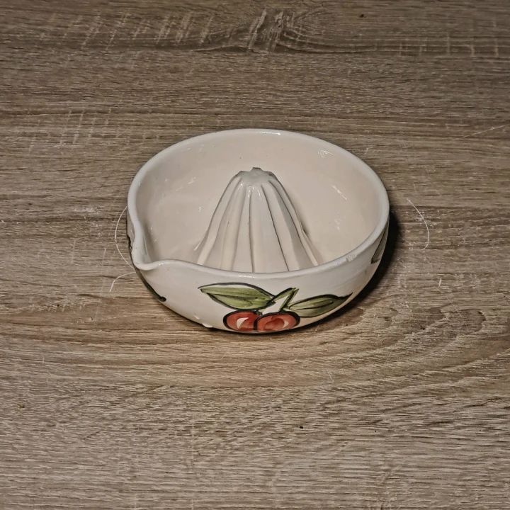 ceramiczna-miseczka-wyciskarka-soku-cytryny-z-dziubkiem-malowana-z-wisnia-up.jpg