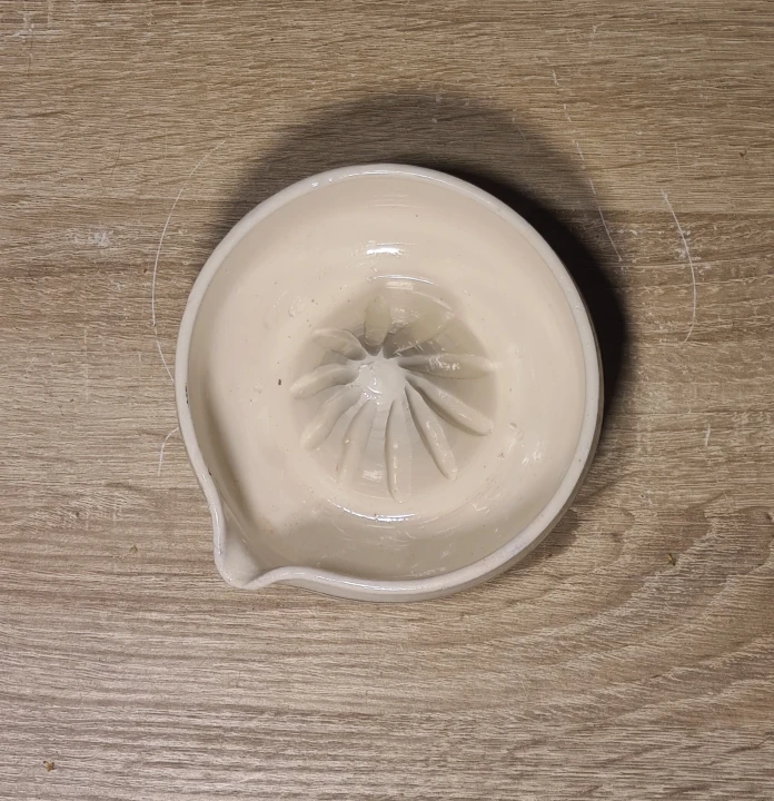 ceramiczna-miseczka-wyciskarka-soku-cytryny-z-dziubkiem-malowana-gora.jpg