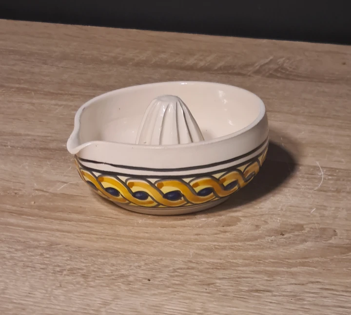 ceramiczna-miseczka-wyciskarka-soku-cytryny-z-dziubkiem-malowana-prawa.jpg