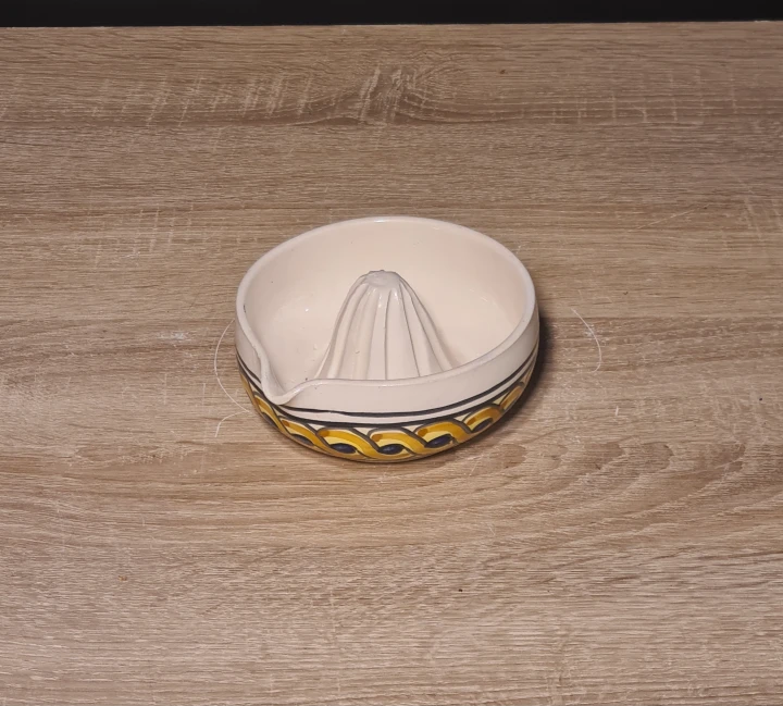 ceramiczna-miseczka-wyciskarka-soku-cytryny-z-dziubkiem-malowana-up.jpg
