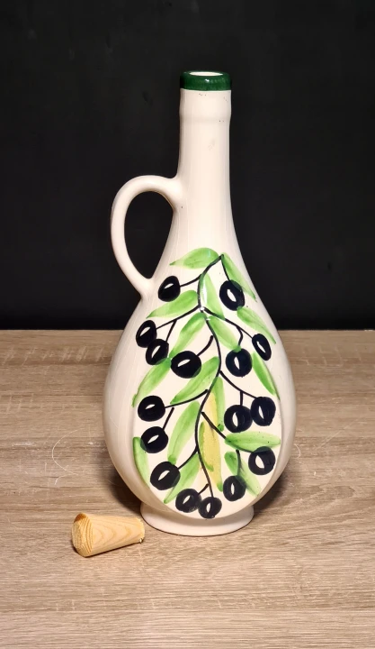 butelka_ceramiczna_na_oliwe_z_oliwkami_smukla_wysoka_z_korkiem.jpg