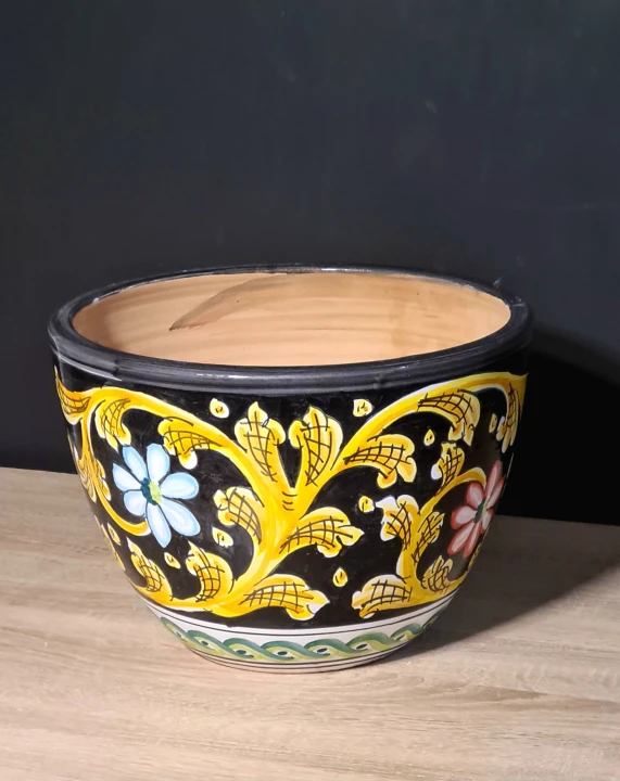 doniczka_ceramiczna_30_cm_srednicy_czarna_w_zlote_wzory_up.jpg