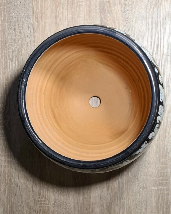 doniczka_ceramiczna_nakrapiana_czarna_recznie_malowana_gora.jpg