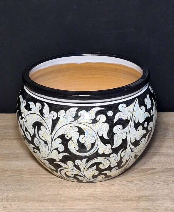 doniczka_ceramiczna_nakrapiana_czarna_recznie_malowana_up.jpg