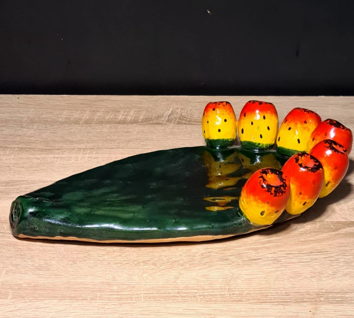 podstawka_patera_ceramiczna_w_ksztalcie_opuncji_z_owocami_duza_roght.jpg