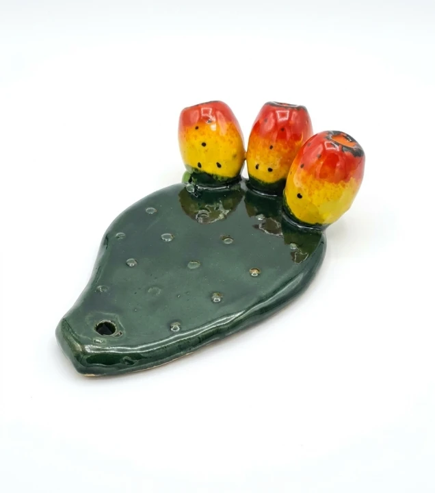 podstawka_patera_ceramiczna_w_ksztalcie_opuncji_z_owocami_mala_tlo.png